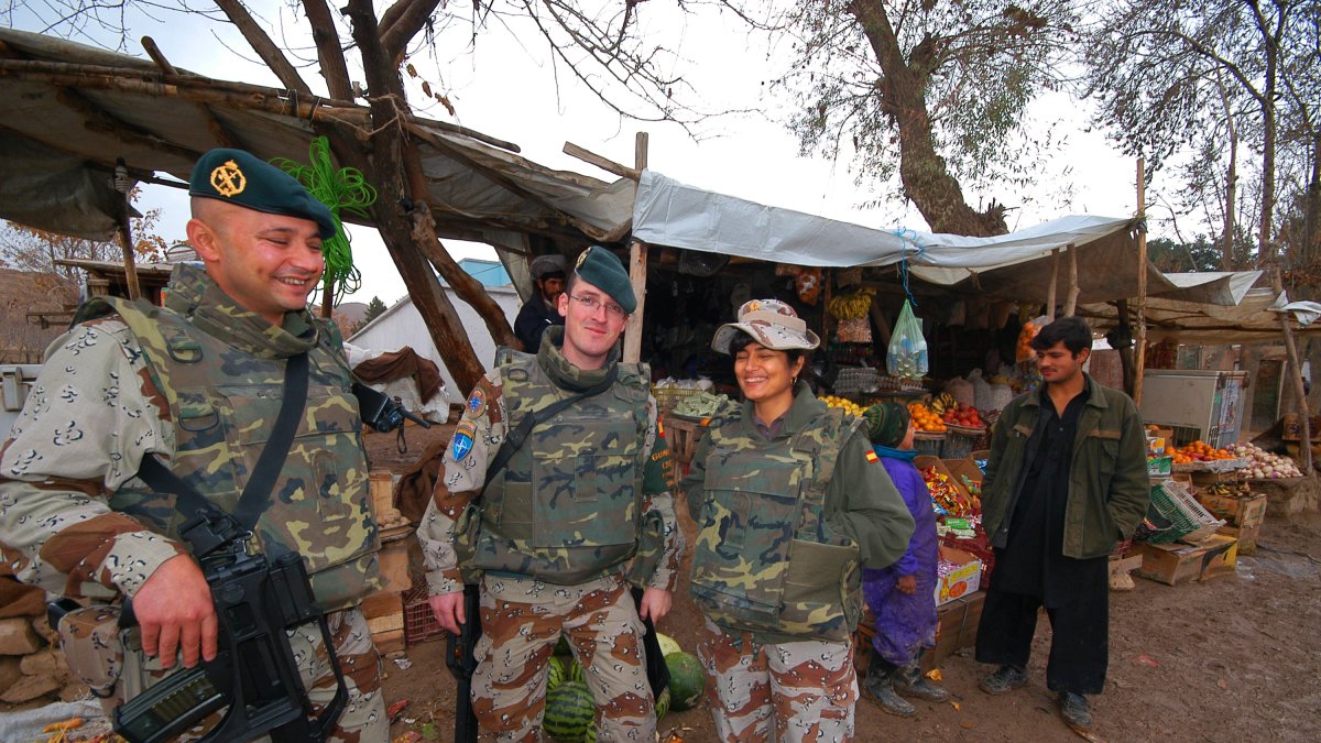 El comandante Ruiz (centro) en un poblado local.