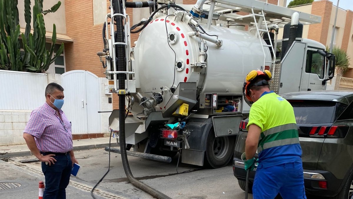 Operarios trabajando en la limpieza de los imbornales
