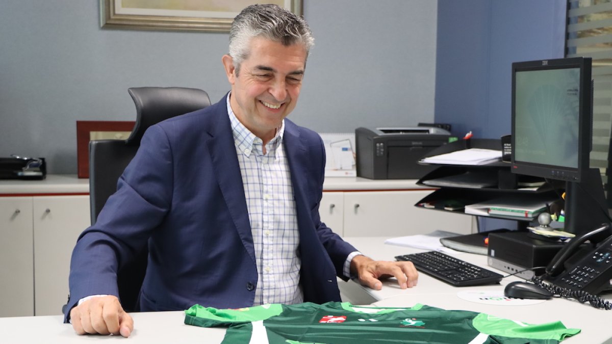El presidente con la camiseta del equipo.