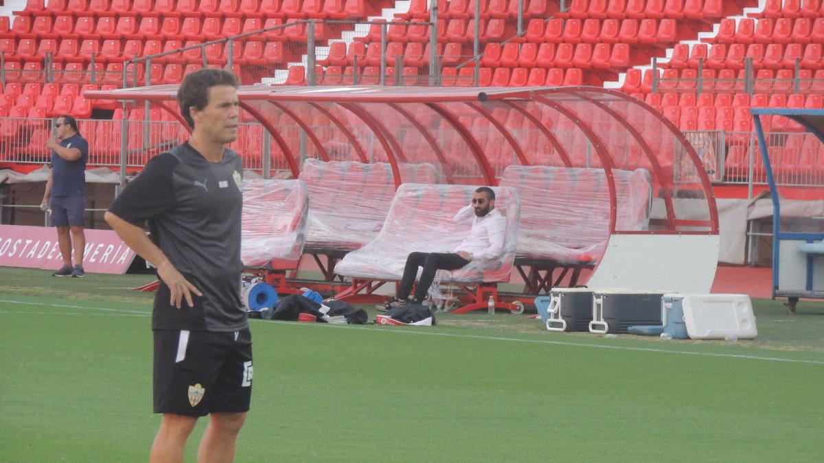 Rubi en primer plano con el jefe en el banquillo.