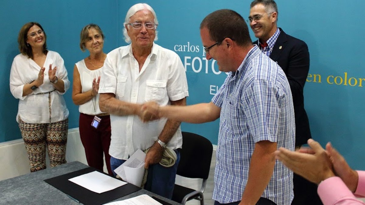 Carlos Pérez Siquier estrecha la mano de Andrés García Ibáñez.