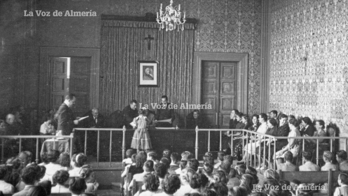 Una clase del Instituto de la calle Javier Sanz a finales de los años 50. La cruz presidía la pared principal.