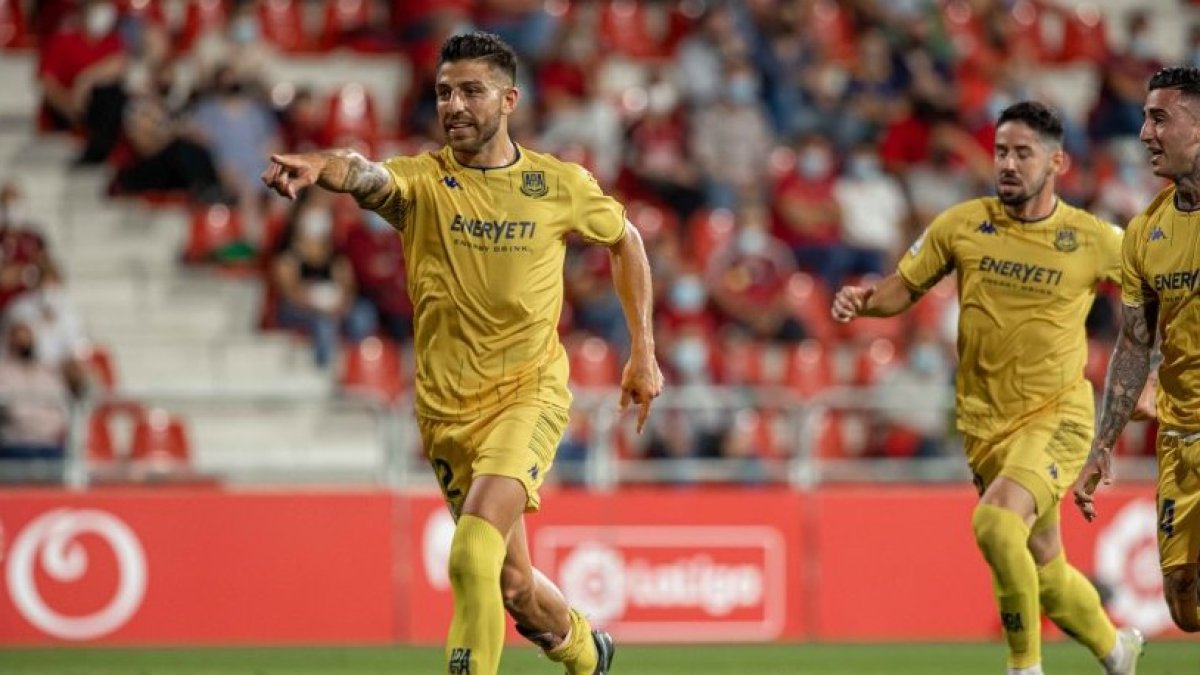 Gio Zarfino celebrando su primer gol con la camiseta del Alcorcón.