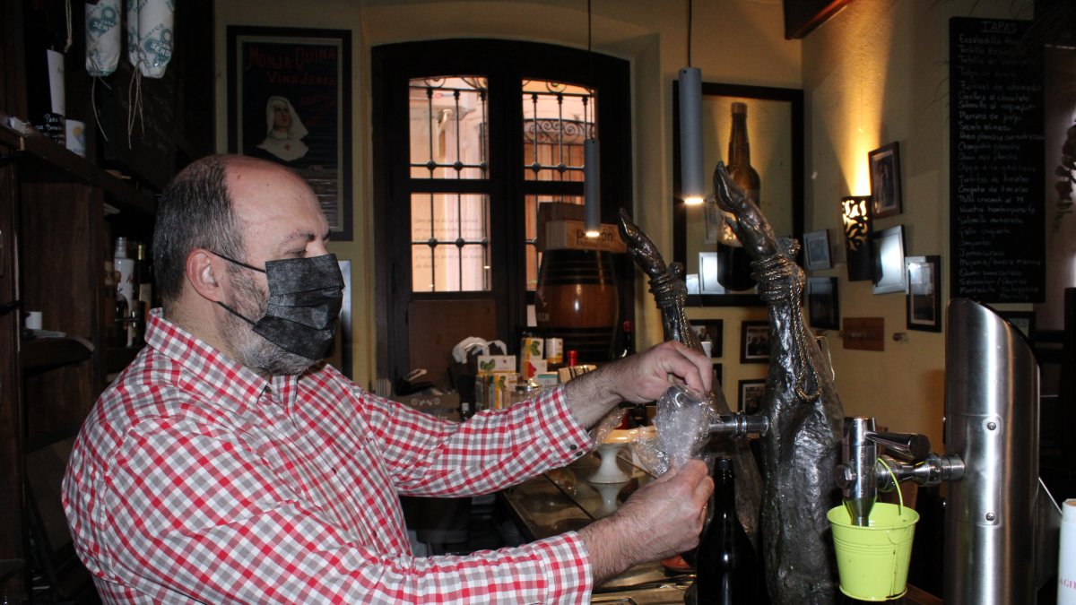 Preparativos para abrir un bar en una imagen de archivo.