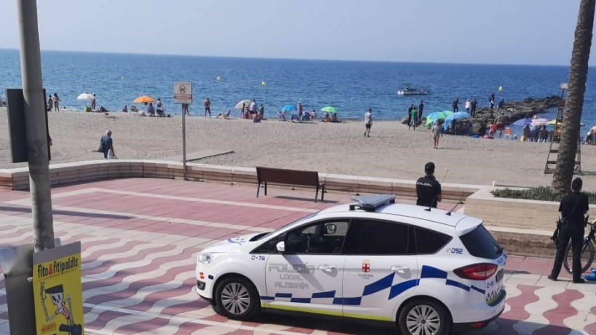 Agentes en el Paseo Marítimo