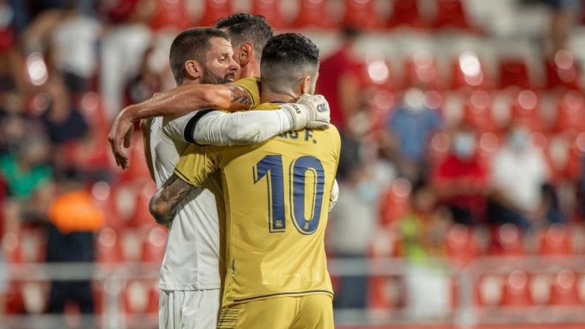 El Alcorcón celebrando la primera victoria en Anduva.