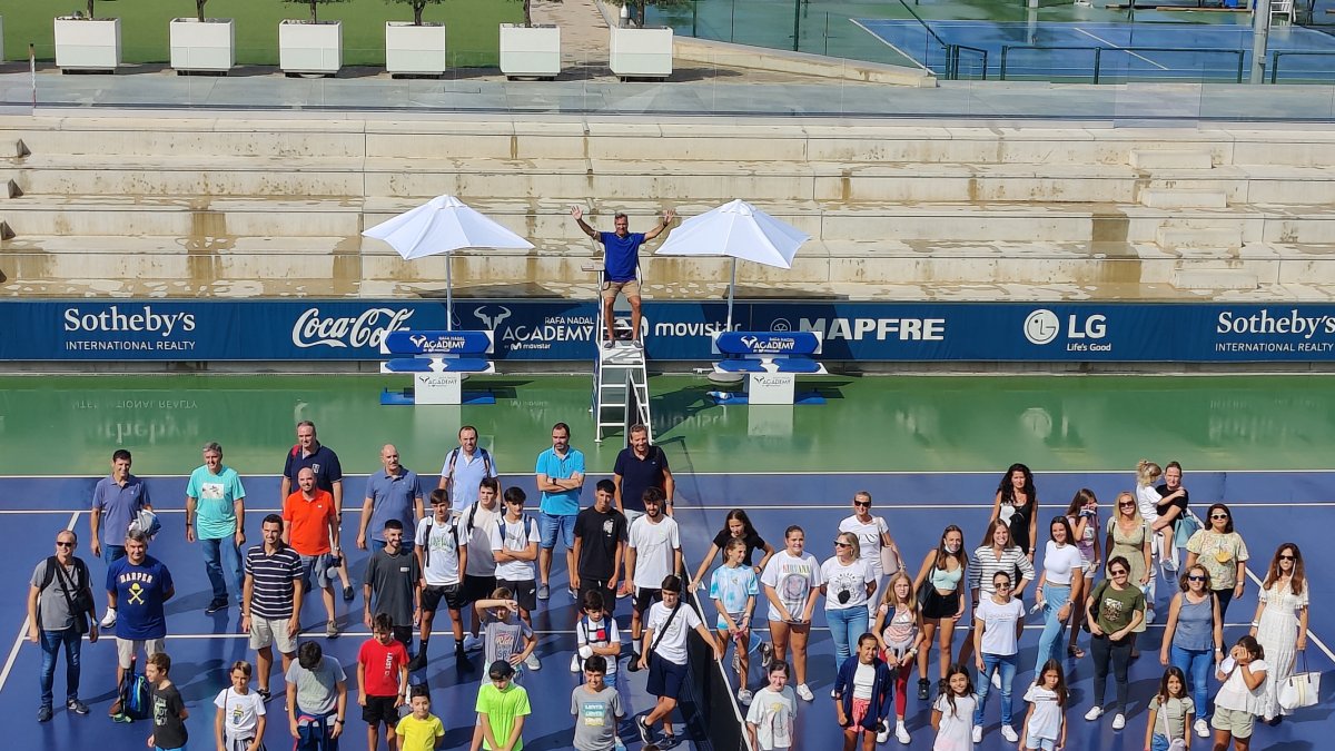 Foto para el recuerdo en las instalaciones de la Academia Rafa Nada.