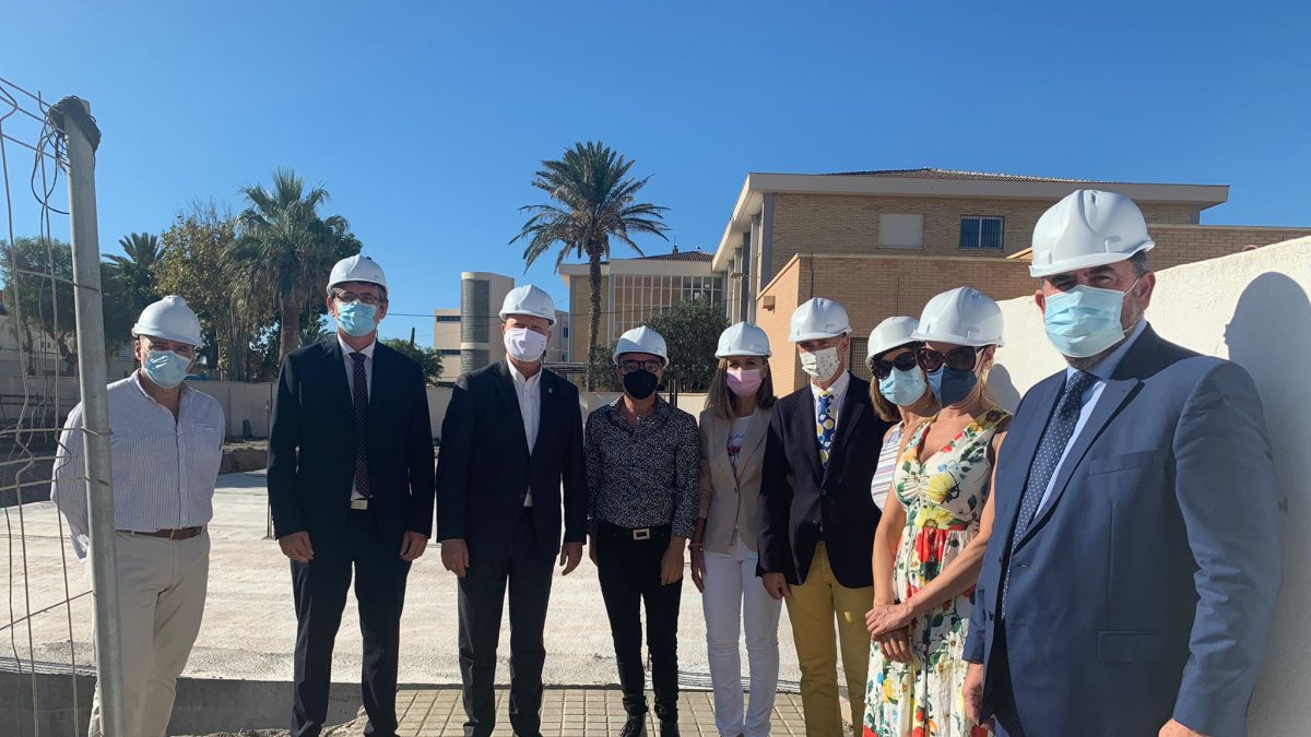 El Consejero de Educación de la Junta, Javier Imbroda, junto al alcalde de Adra y el resto de responsables institucionales en la visita a las obras.