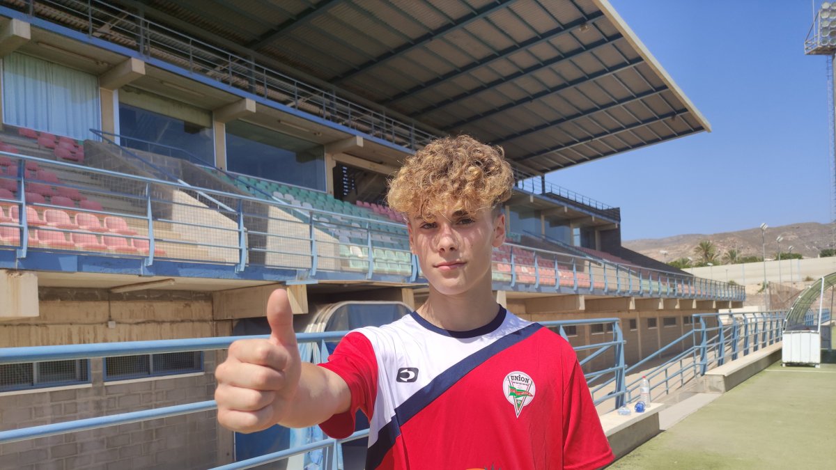 Joan, el hijo de Rubi en el Estadio Municipal de Vícar.
