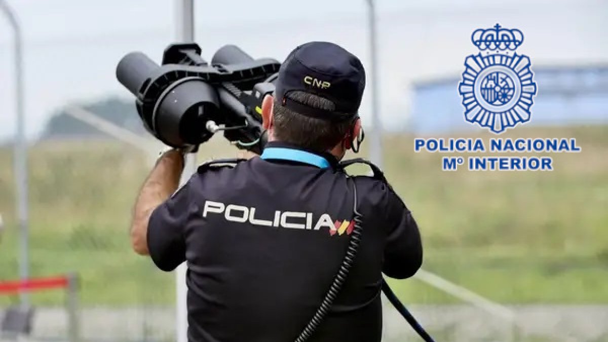 Un agente de Policía Nacional haciendo uso de los instrumentos de detección de drones.