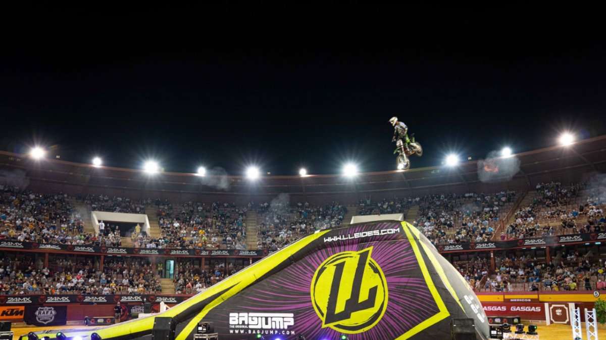 La Plaza de Toros de Roquetas aplaude a los campeones.