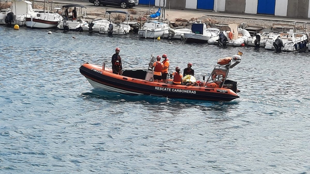 La embarcación que ha rescatado el cadáver en aguas de Carboneras.
