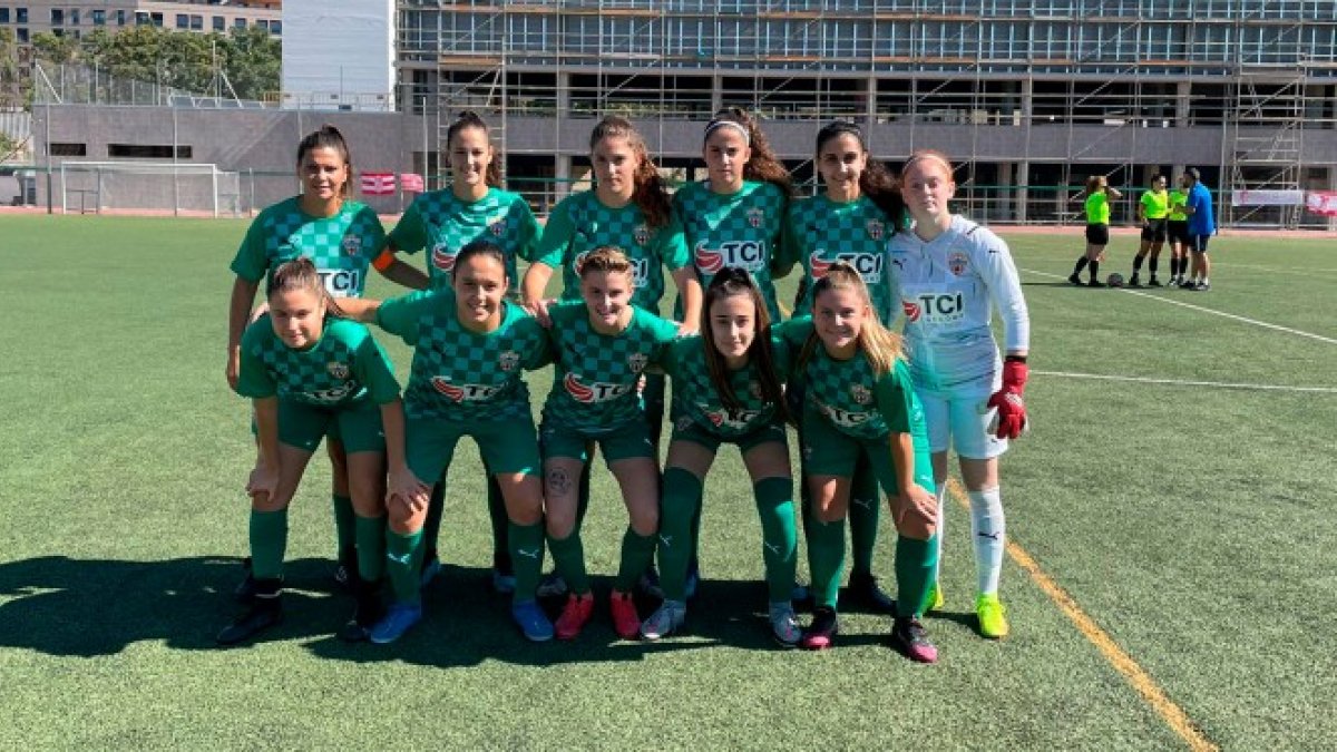 Las jugadoras almerienses vistieron de verde en Granada.