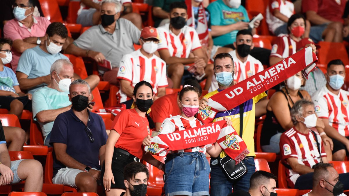 Aficionados en el Almería-Málaga.
