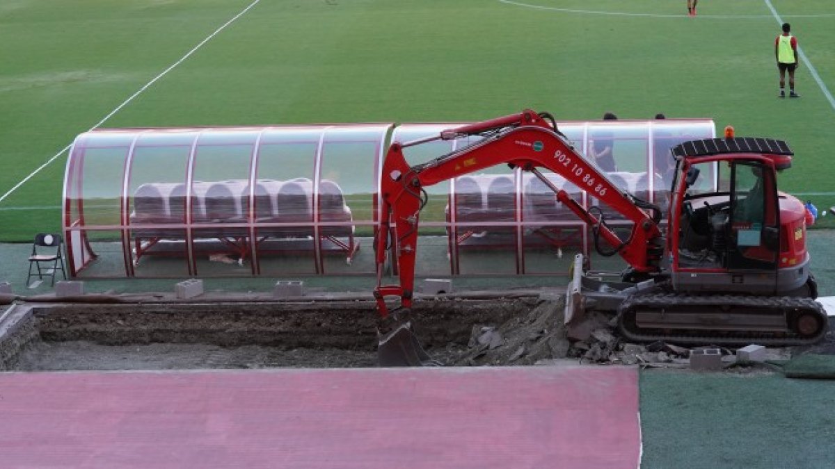 El club ha decidido bajarlos 40 centímetros sobre el nivel del suelo.