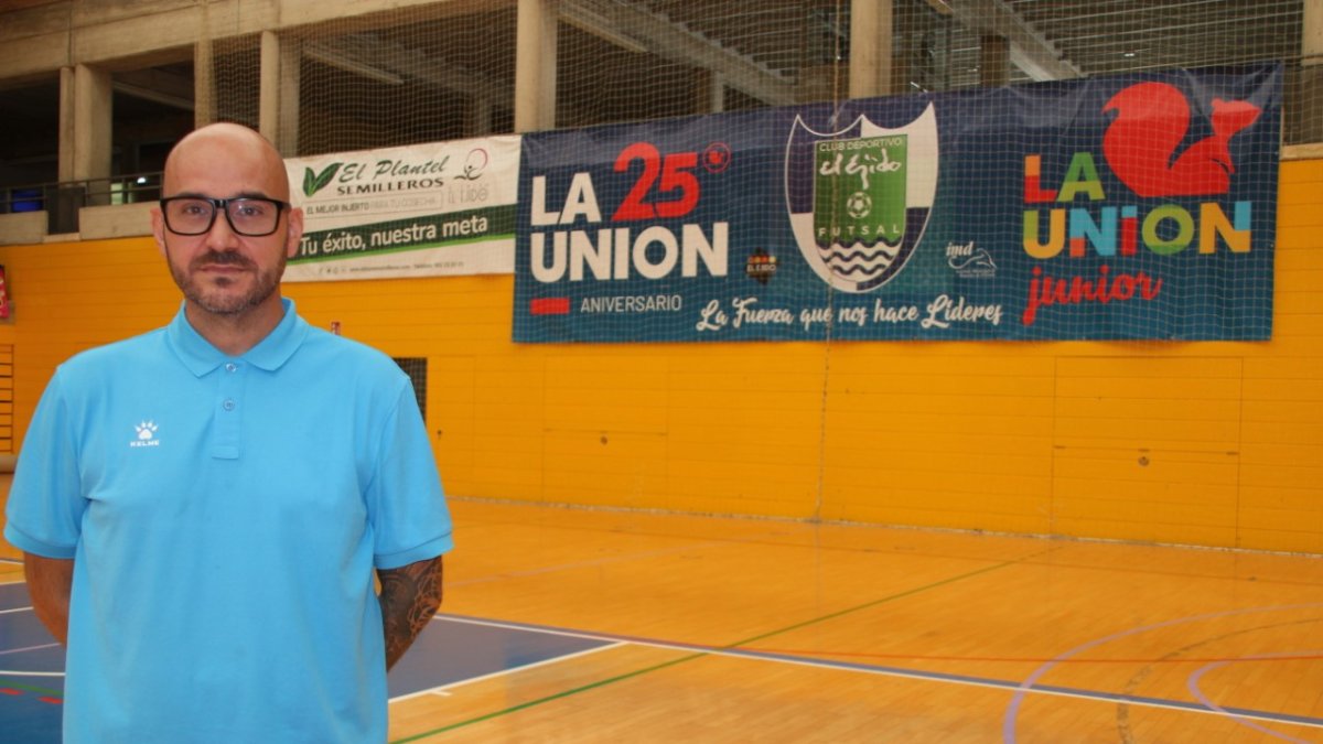 Óscar García Poveda en el pabellón de El Ejido.