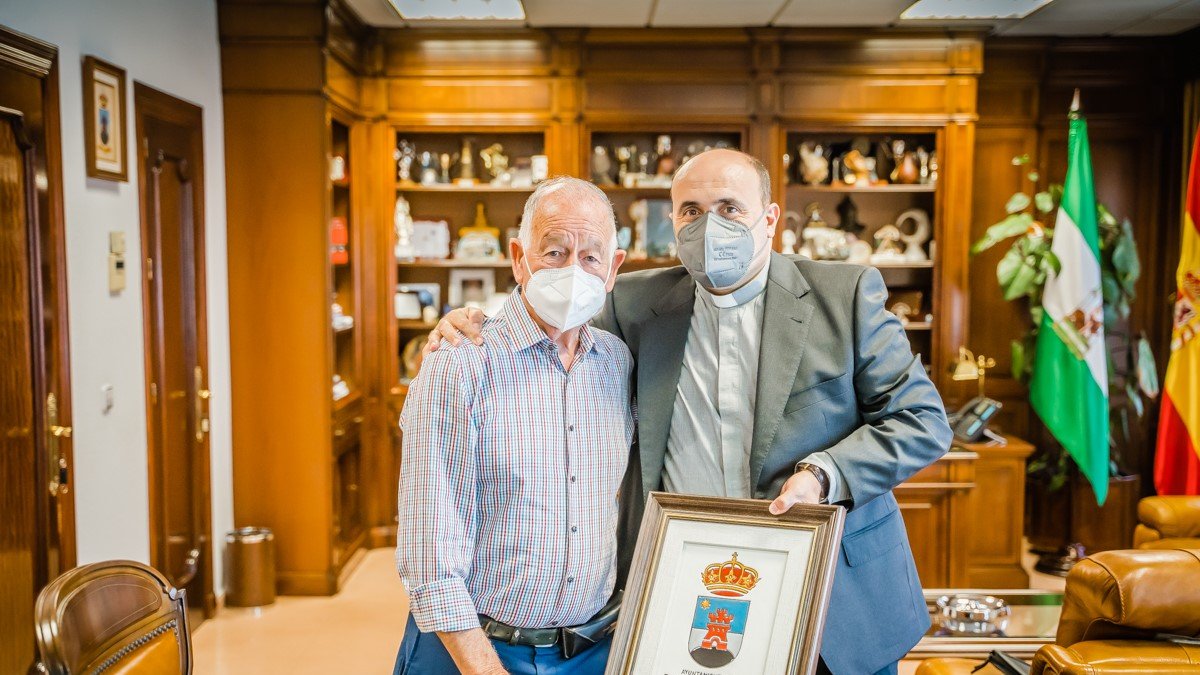 Gabriel Amat entrega a Ramón Garrido una metopa con el escudo del Ayuntamiento.