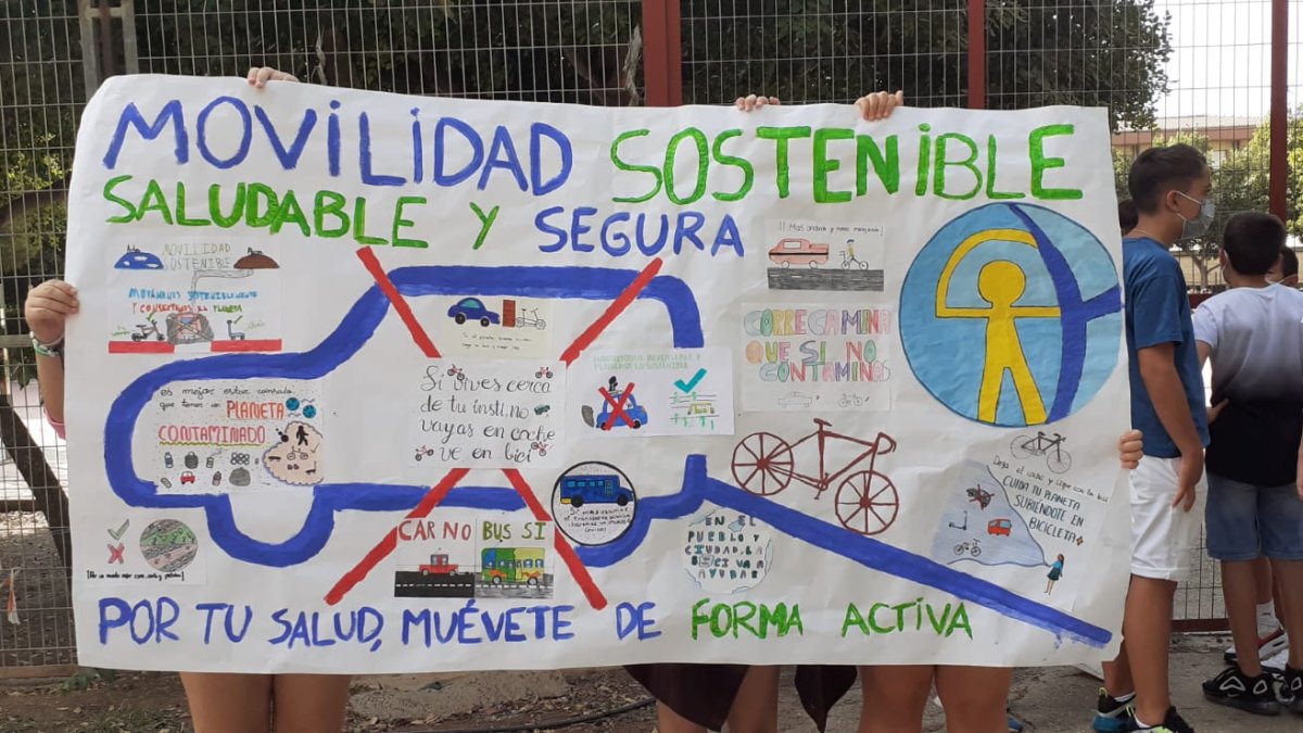 Cartel diseñado por los escolares para la marcha de este miércoles.