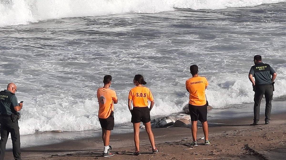 Rescate del último cadáver aparecido este miércoles en Carboneras.