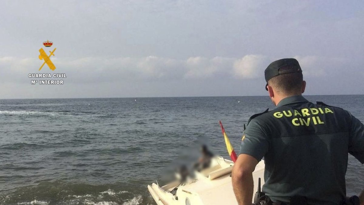 La embarcación tocó tierra en la Playa de El Corral en Carboneras.