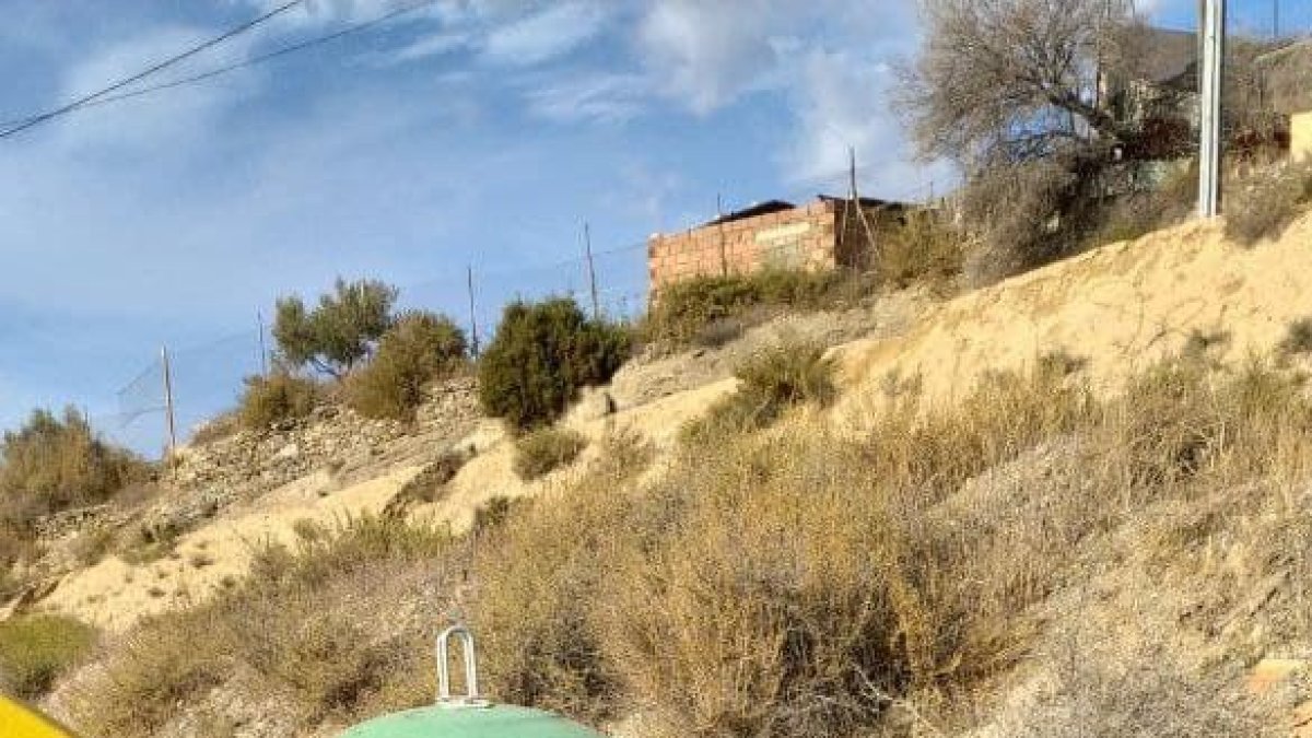 Garrafas de productos agrícolas se amontonan en los puntos de recogida de basura