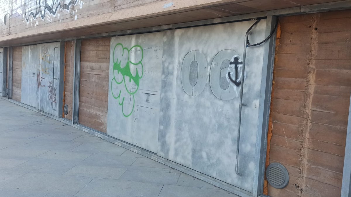 La puerta de los locales del Carmen, cerrada con el pitón de una moto.