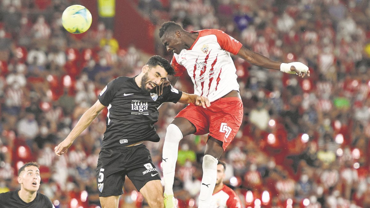 Umar Sadiq marcando de cabeza ante el Málaga en el Mediterráneo.
