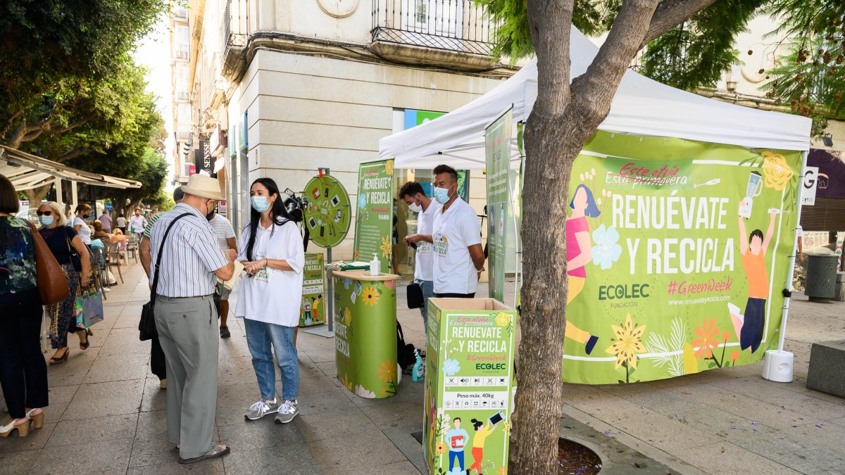 Se recogen aparatos eléctricos, electrónicos y pequeños electrodomésticos.
