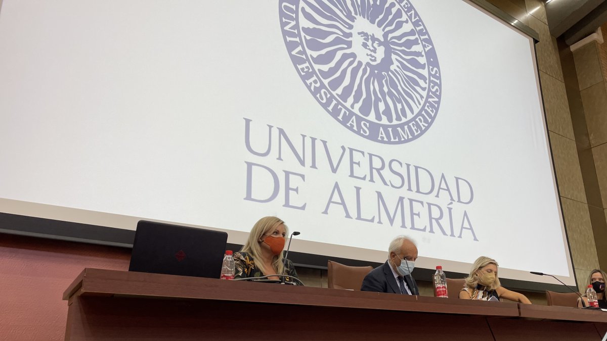 La fiscal Beatriz Sánchez, el subdelegado Manuel de la Fuente y la vicerrectora Maribel Ramírez