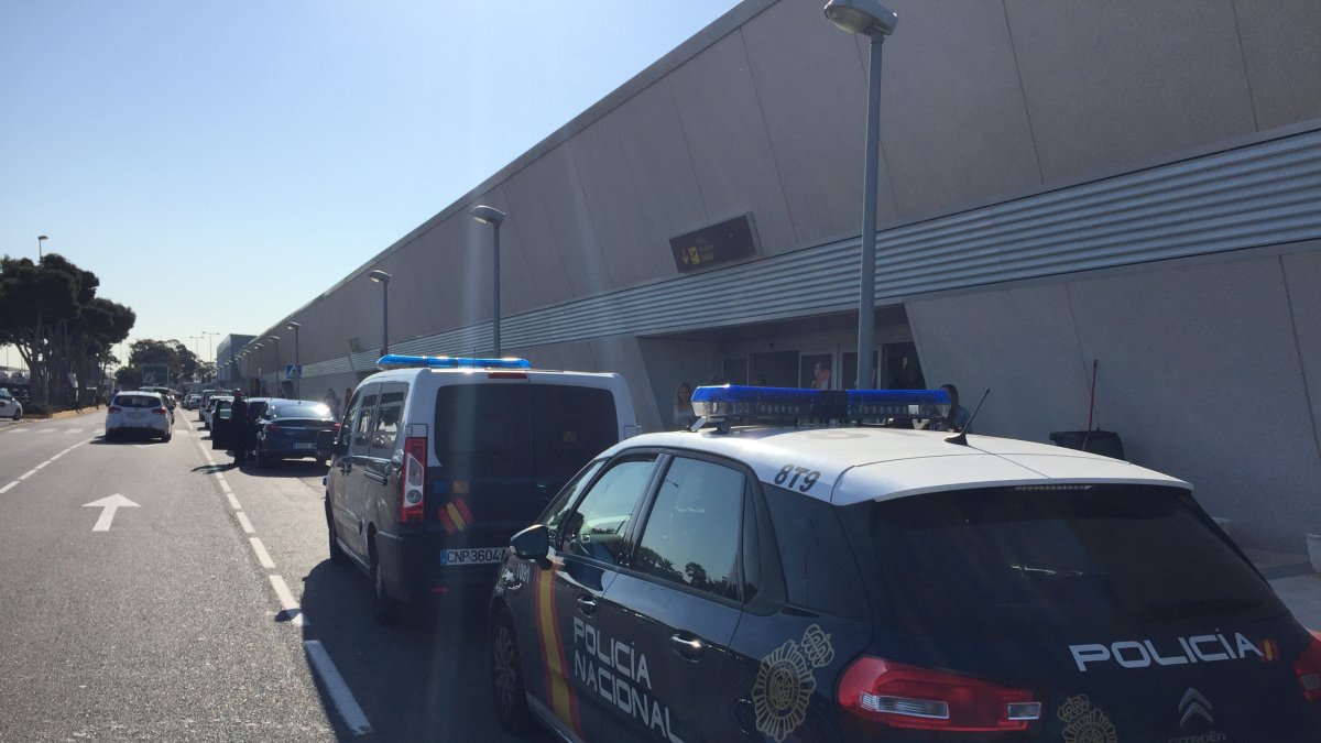 Policía en el Aeropuerto de Almería