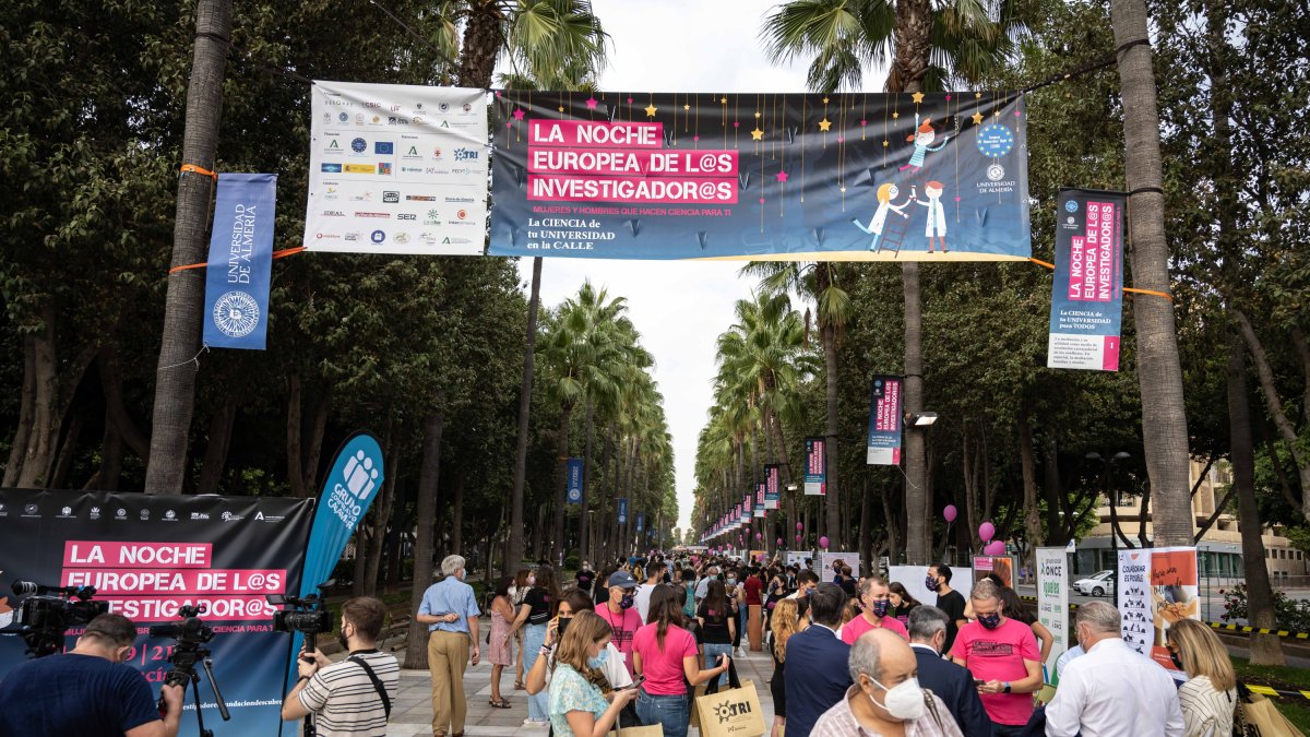 Cientos de almerienses disfrutaron este viernes, con todas las medidas de seguridad, de una Noche de los Investigadores de nuevo presencial.