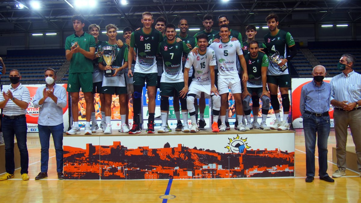 Unicaja Almería levantando el título en el Palacio.