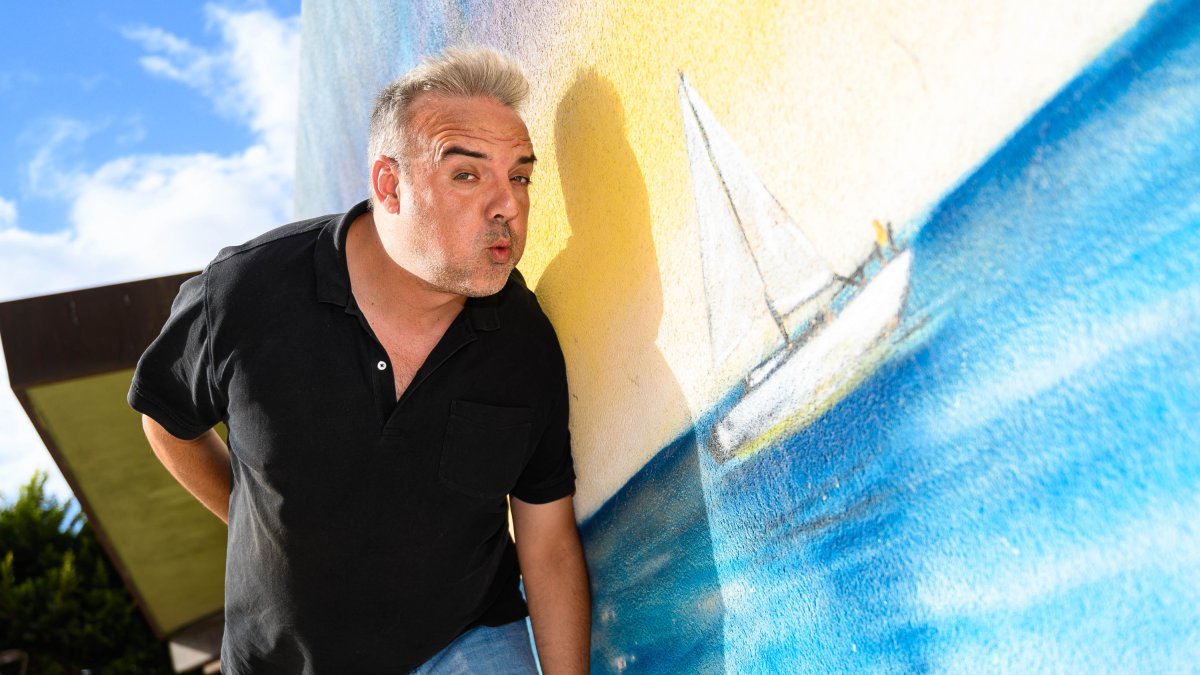 El actor cómico Paco Calavera finge soplar en un gesto para el fotógrafo antes de la entrevista