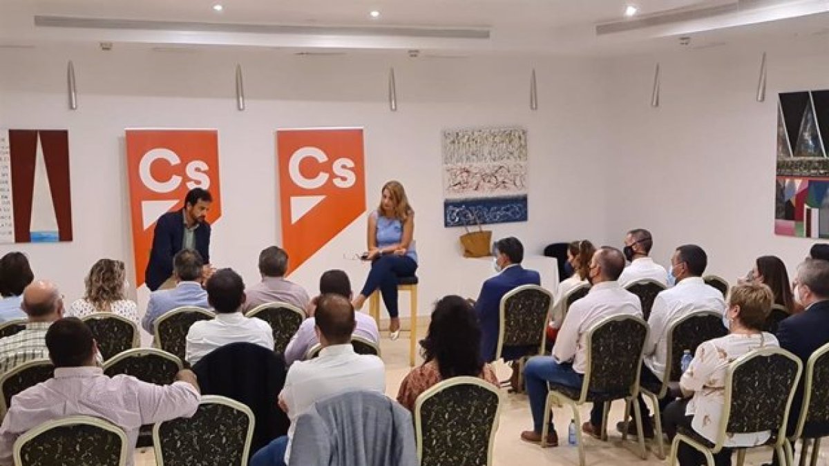 El acto ha sido coordinado junto a la secretaria autonómica de Programas de la formación liberal, Elena Sumariya.