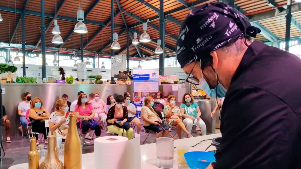 Las torrijas endulzan las jornadas culinarias celebradas en el Mercado Central.
