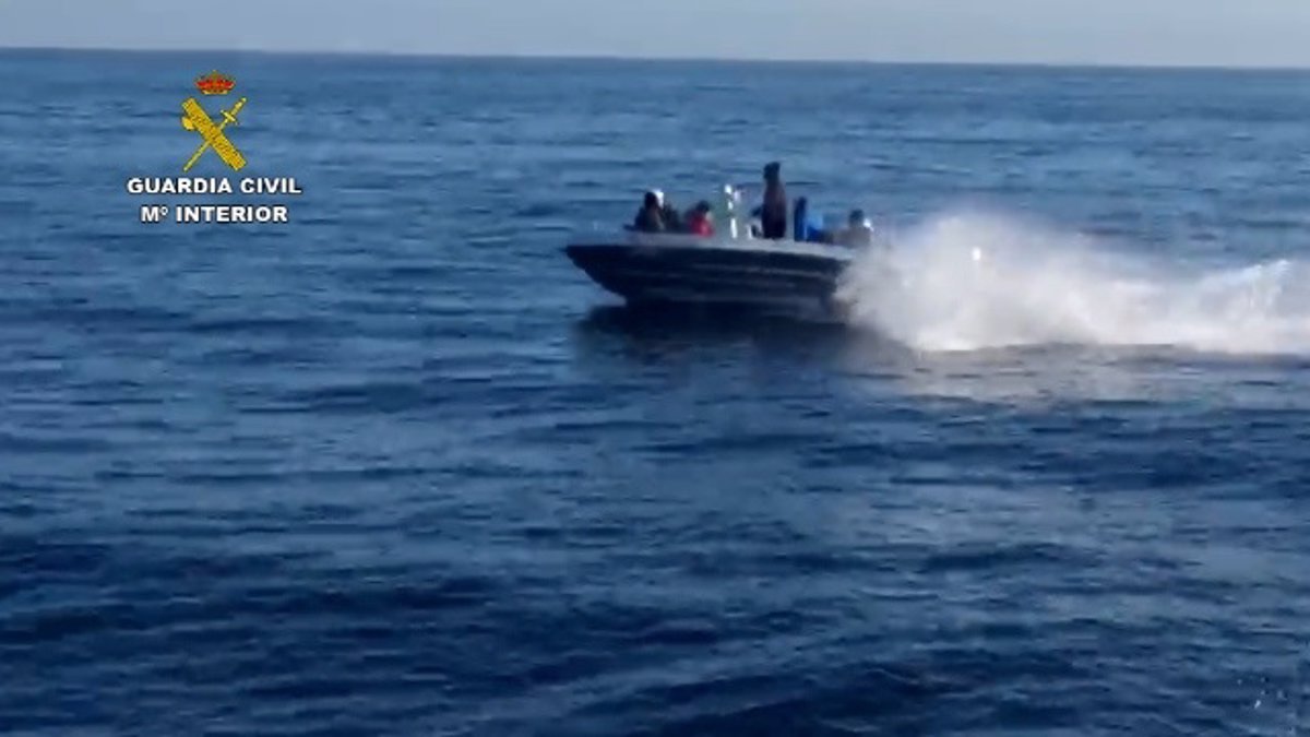 Una patera captada por la Guardia Civil en una imagen de archivo.