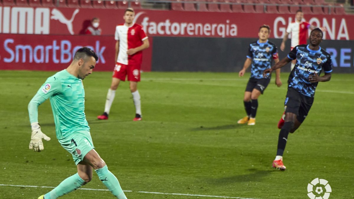 El meta Juan Carlos es uno de los mejores de la categoría.