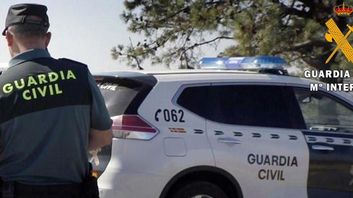 Los agentes trasladan a un joven en su vehículo hasta el Hospital de Poniente.