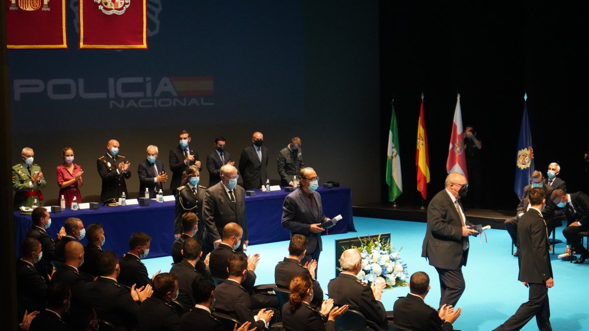 Jubilados recogen sus diplomas en el acto en el Auditorio Maestro Padilla