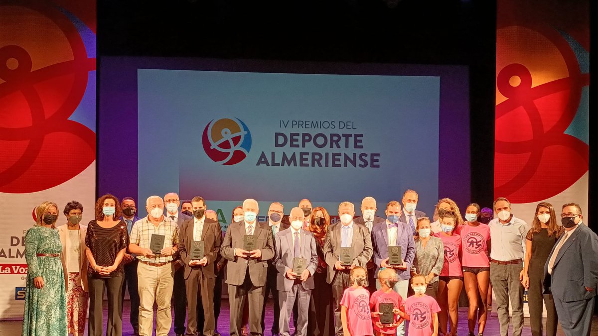 Foto de familia de premiados, organizadores y entregadores de premios tras la gala.