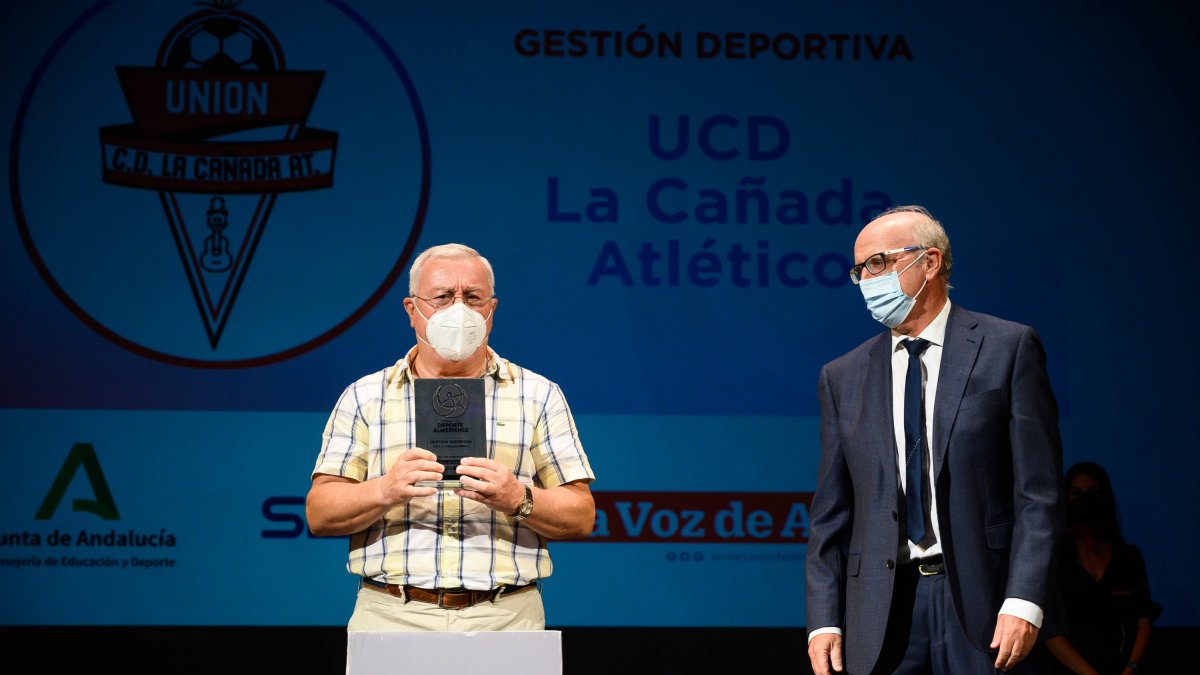 Antonio Ramón Sánchez, gerente de La Cañada, con el vicerrector de Deportes de la UAL Javier Lozano.