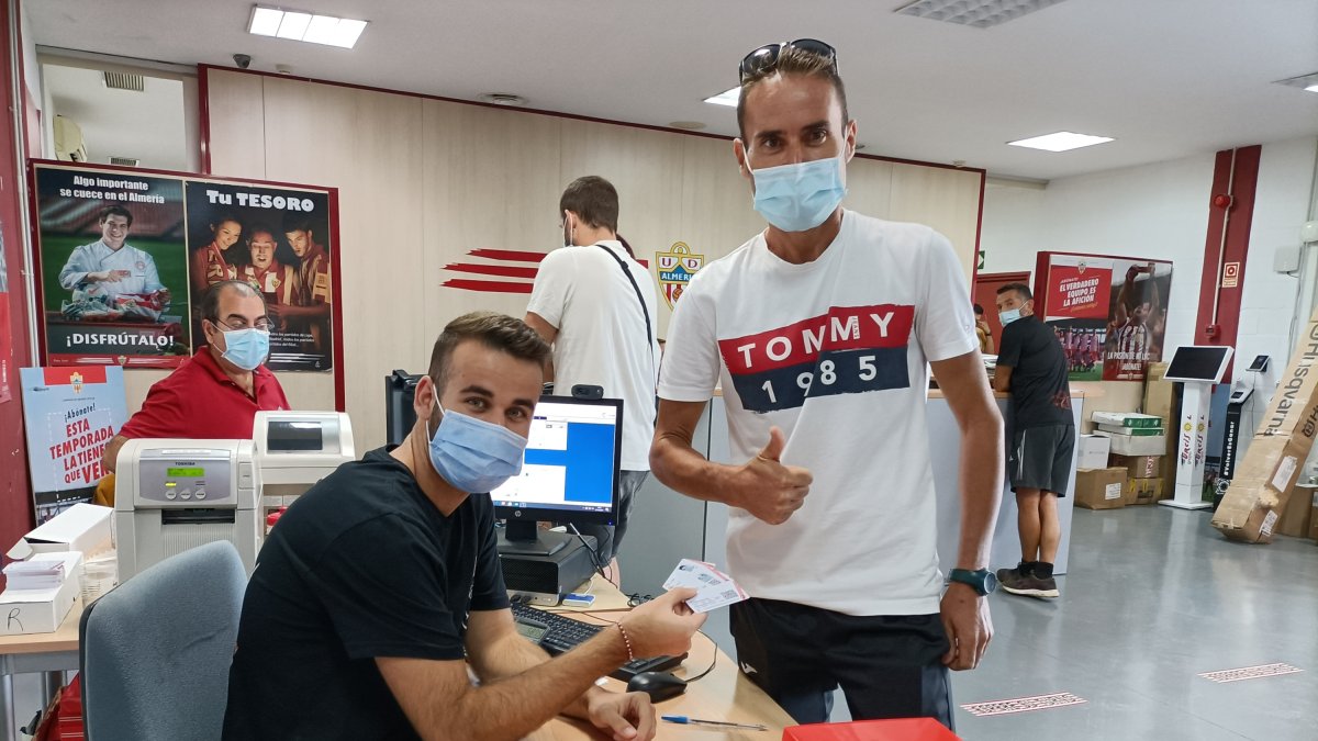 Luis Villegas entregando los abonos a Juan Torres, que irá a Preferencia.