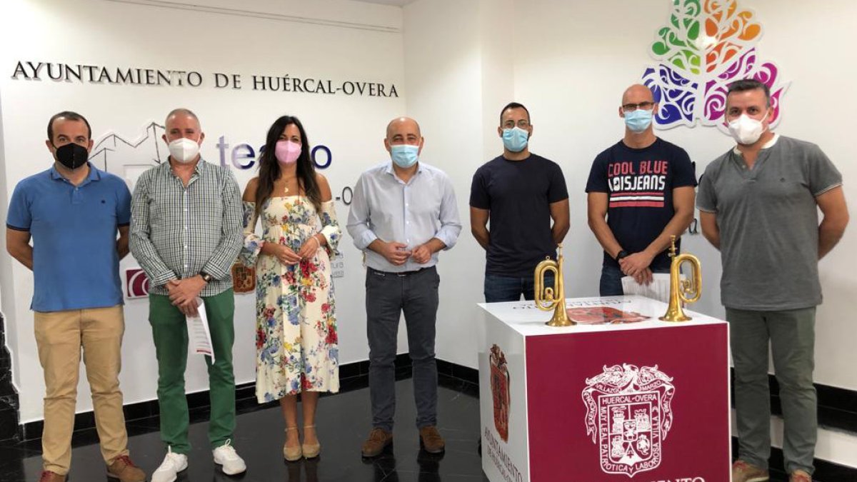 El alcalde y la edil con representantes de las asociaciones.