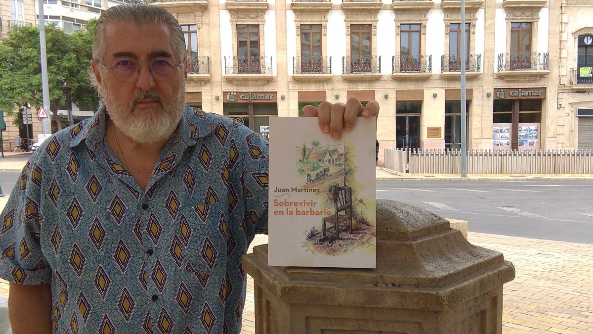 Juan Martínez Fernández posa en Almería con su novela.