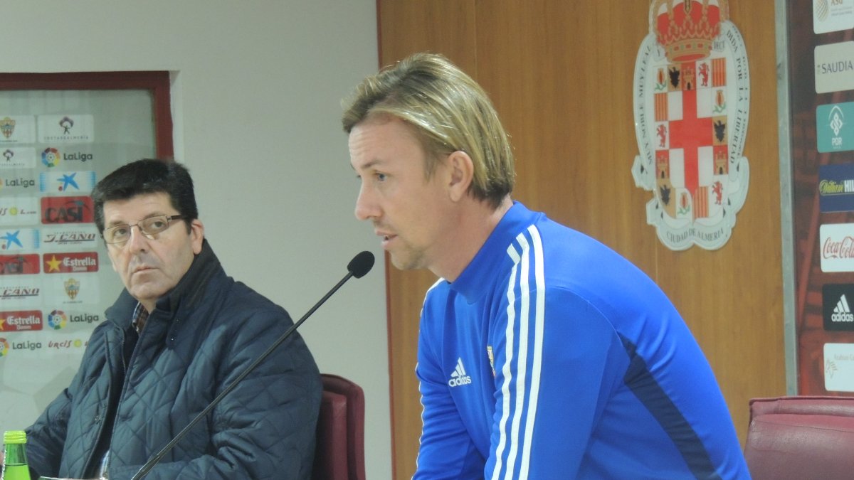 Guti en rueda de prensa ante la atenta mirada de Juanjo Moreno.