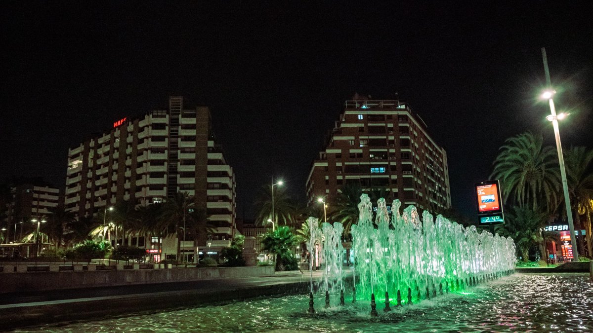 Fuente de los 103 Pueblos iluminada de verde.