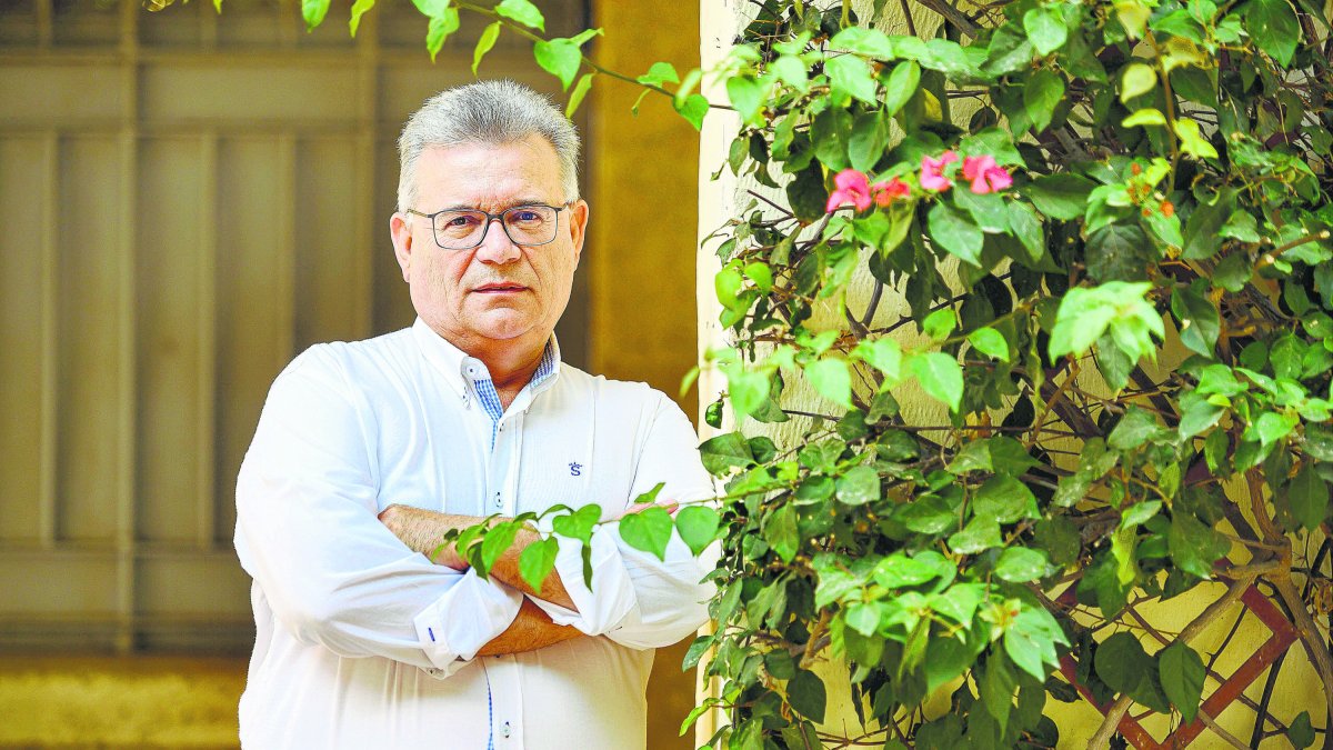 José Luis Cantón posa para Juan Sánchez en la Plaza Vieja.