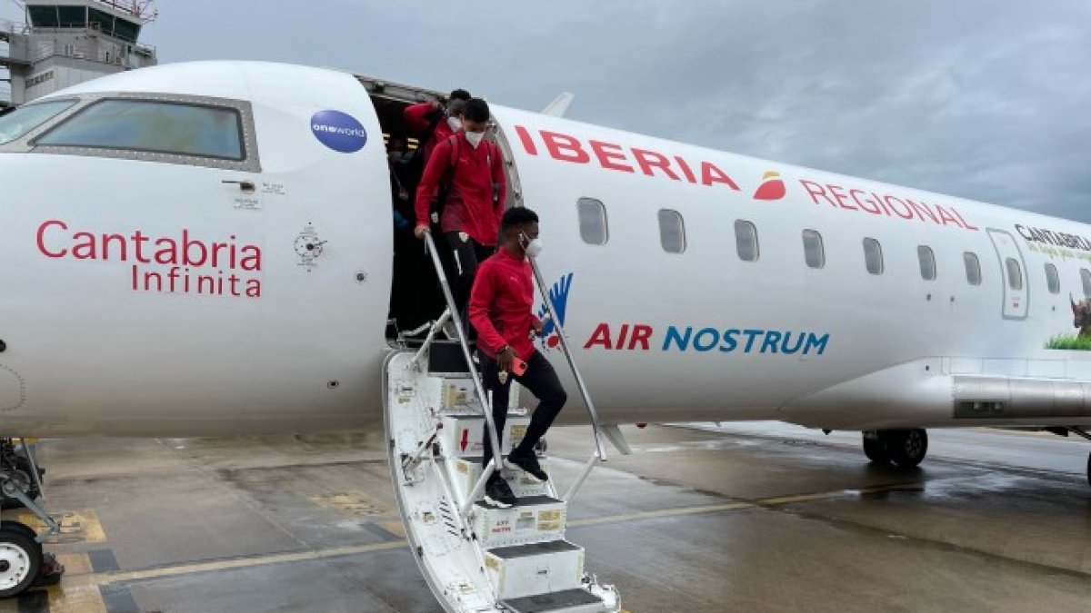 La expedición del Almería a su llegada al aeropuerto de Girona.