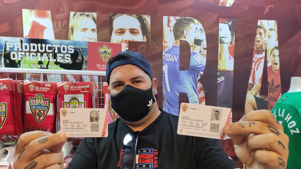 Jose Montoya muestra dos abonos desde la tienda del Almería.