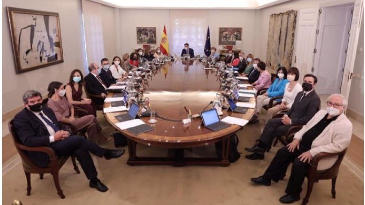 Foto de todos los ministros en sala histórica del Consejo.